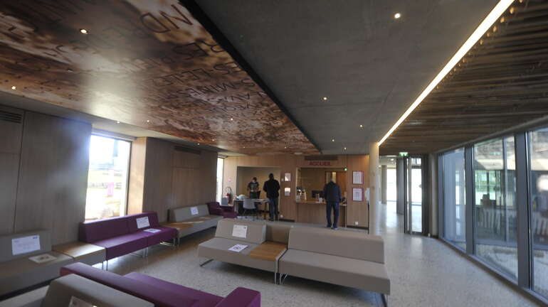 Ouvrir la photo de la banque d'accueil de la MDA à Montpellier en grand